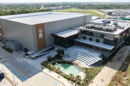 Igreja com lago artificial de batismo, cafeteria e fragrância exclusiva é inaugurada Estabelecimento tem tecnologia de estádio de futebol