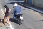 Motoqueiro é flagrado apalpando mulher distraída no Jardim Novo Mundo