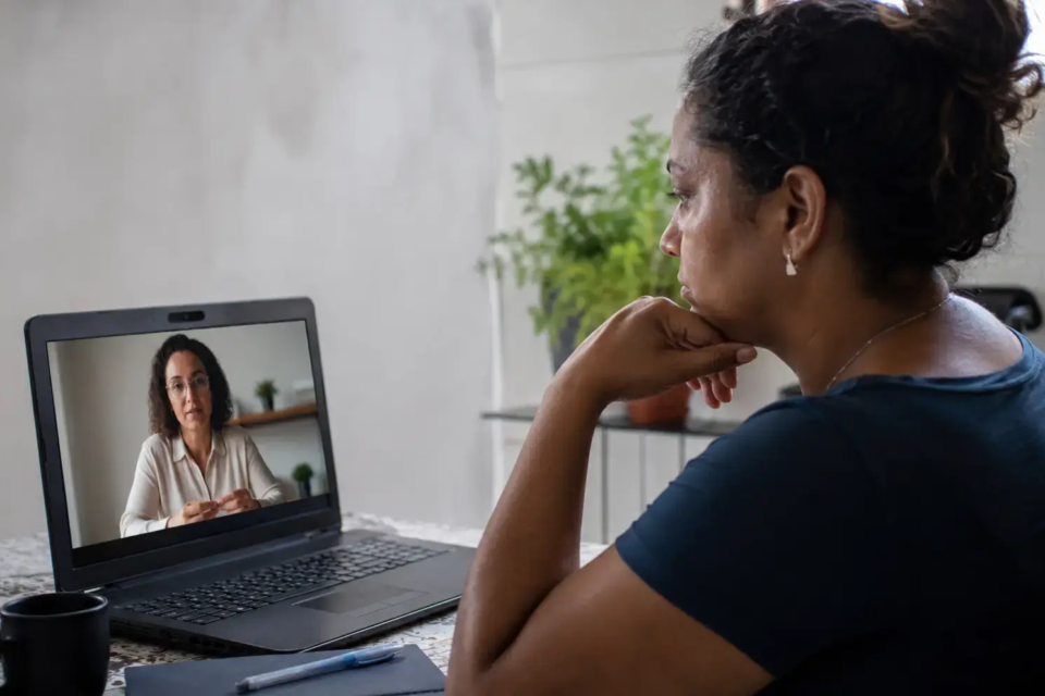 SUS lança teleatendimento psicológico para mulheres vítimas de violência em evento com Janja Modelo oferecido para dependentes de jogos