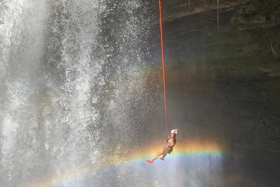Cachoeira em Goiás surpreende ao esconder queda-d’água dentro de uma caverna Cachoeira do Funil, em Mambaí, ecoturismo em Goiás