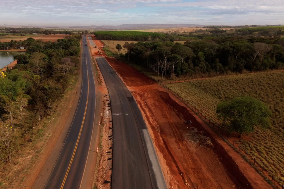 Frente de obras amplia a capacidade da BR-153 em Goiás, onde 53,44 quilômetros estão atualmente em duplicação (Foto: Ecovias Araguaia).
