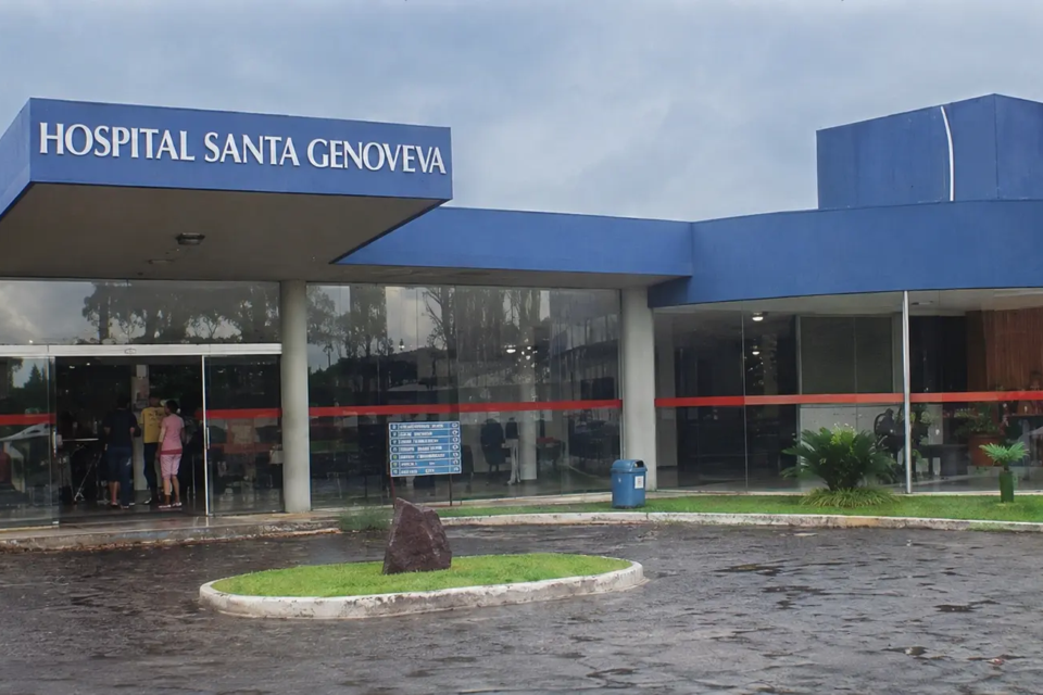 Fachada do Hospital Santa Genoveva, em Goiânia, unidade que encerrou os atendimentos em 2017 (Foto: Reprodução/Wikipedia)