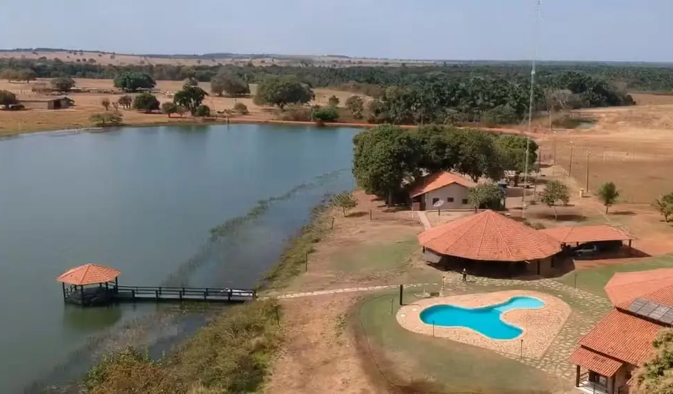 Amado Batista tem fazenda avaliada em R$ 800 milhões; veja fotos Propriedade do sertanejo tem 4 pistas de pouso e sede com 16 quartos