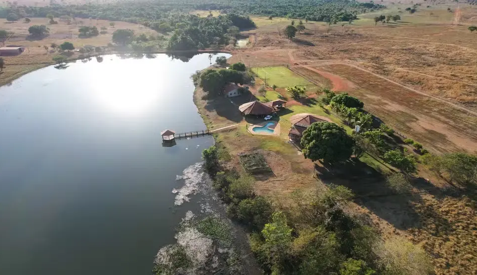 Amado Batista tem fazenda avaliada em R$ 800 milhões; veja fotos Propriedade do sertanejo tem 4 pistas de pouso e sede com 16 quartos
