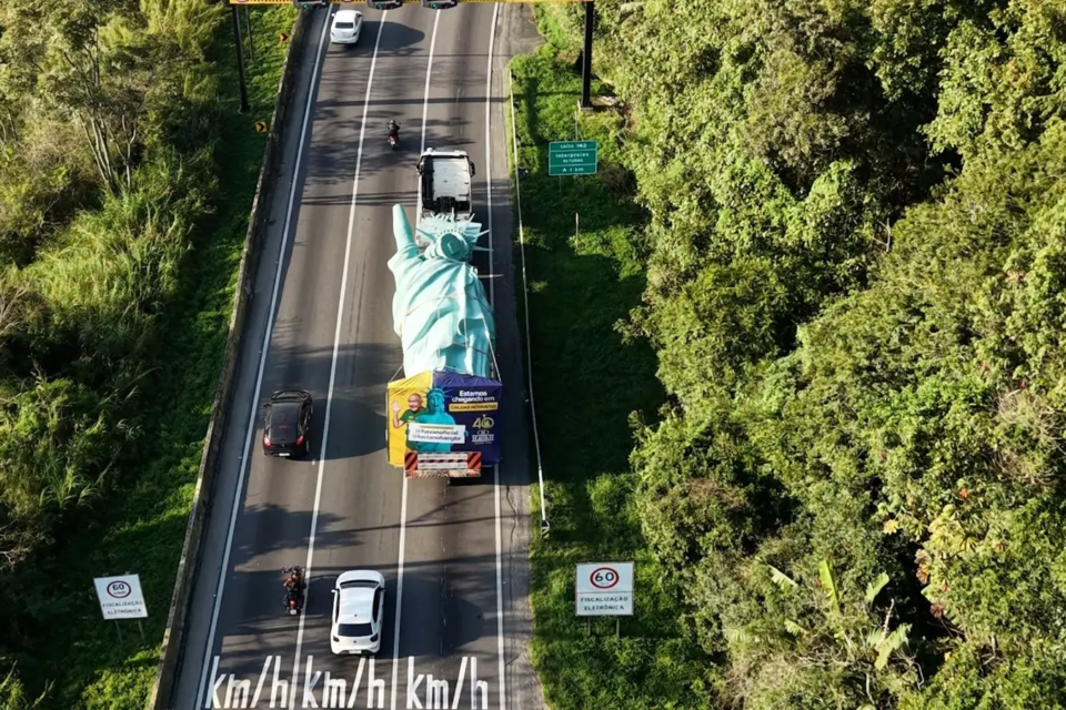 Estátua da Liberdade de 8 toneladas a caminho da nova Havan Caldas Novas fotos Símbolo da loja saiu de Camboriú (SC) nesta quarta-feira (19)