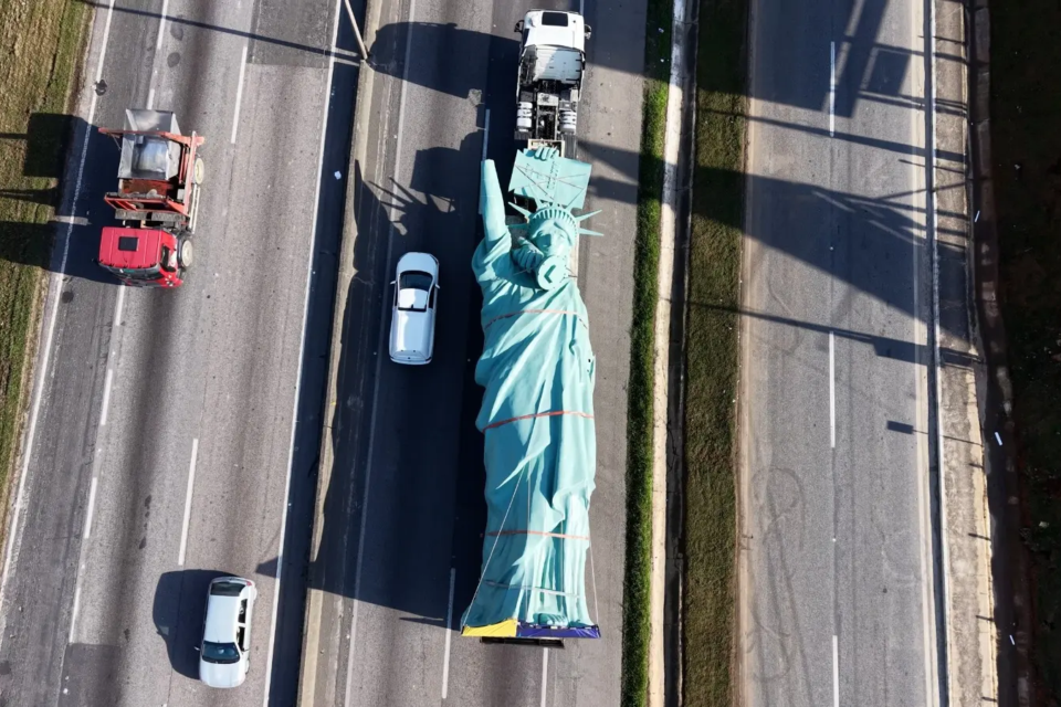 Estátua da Liberdade de 8 toneladas a caminho da nova Havan Caldas Novas fotos Símbolo da loja saiu de Camboriú (SC) nesta quarta-feira (19)