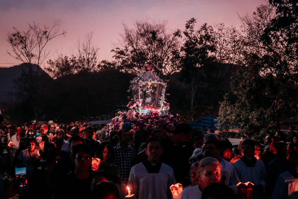 Imagem de Nossa Senhora D’Abadia segue à frente dos romeiros durante procissão no distrito de Muquém, em Niquelândia (Foto: Paróquia de Nossa Senhora D’Abadia do Muquém)