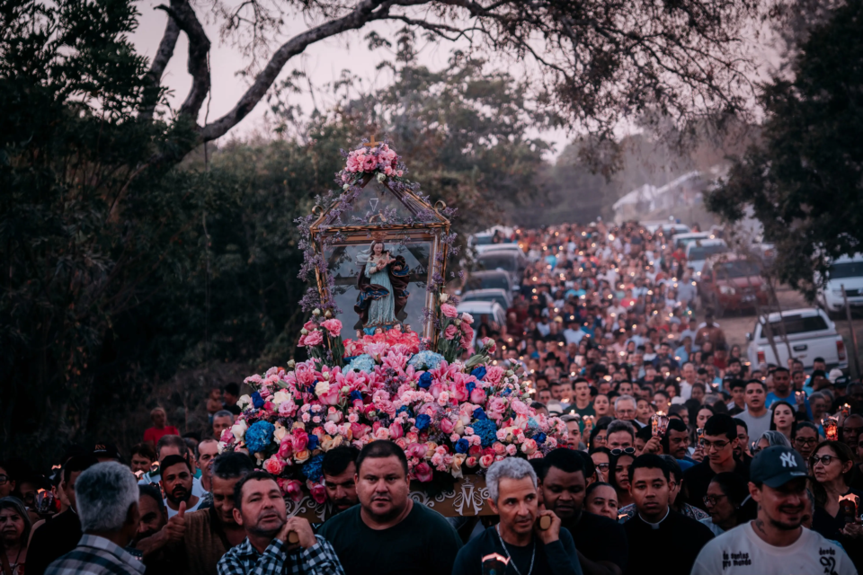 Fiéis participam da procissão em homenagem a Nossa Senhora D’Abadia do Muquém durante a programação da romaria, em Niquelândia (Foto: Paróquia de Nossa Senhora D’Abadia do Muquém)