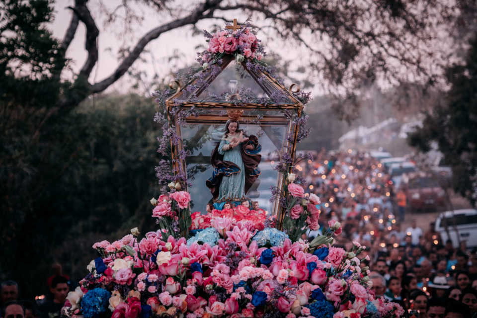Imagem de Nossa Senhora D’Abadia segue à frente dos romeiros durante procissão no distrito de Muquém, em Niquelândia (Foto: Paróquia de Nossa Senhora D’Abadia do Muquém)