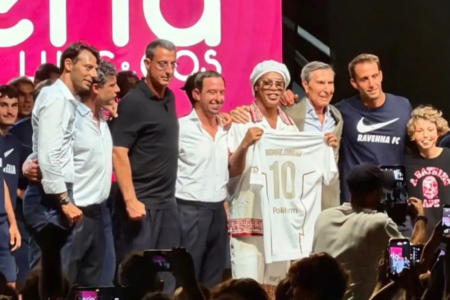 Ronaldinho Gaúcho pode voltar a jogar aos 46 anos após ser apresentado por clube italiano