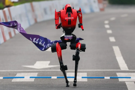 Robô humanoide vermelho da Honor corre em uma pista