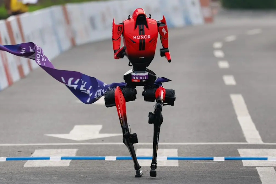 Robô humanoide vermelho da Honor corre em uma pista
