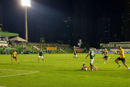 Goiás marca novamente, e Kadu Sousa faz a festa da torcida na Serrinha