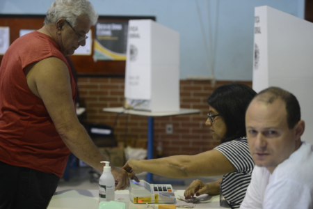 Mesários voluntários podem pedir até seis folgas nas Eleições de 2026 Auxílio-alimentação é de R$ 65 por turno de trabalho nas eleições