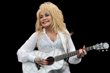 Estrela de Dolly Parton é vandalizada na Calçada da Fama de Hollywood; veja foto Cantora morta tem honraria no local desde 1984