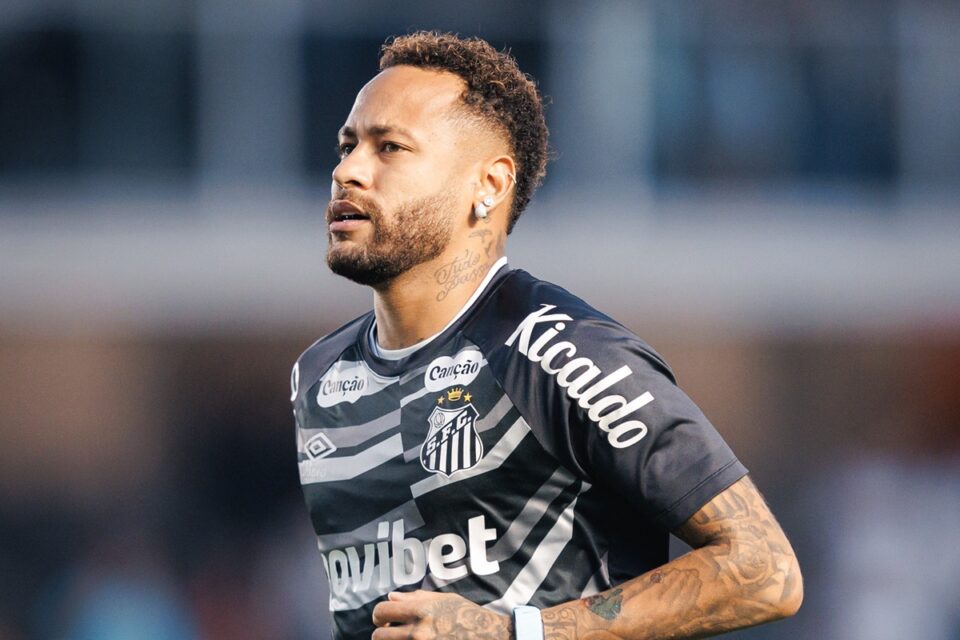 Neymar com a camisa do Santos