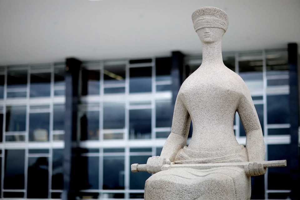 Estátua em frente ao prédio do STF