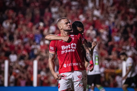 Vila Nova aproveita tropeços e permanece na liderança da Série B