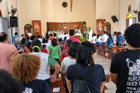Participantes do 32º Grito dos Excluídos se reúnem na Catedral Metropolitana de Goiânia antes da caminhada até a Praça da Paz (Foto: Cláudio Marques/AscomSINTFESP-GO/TO)