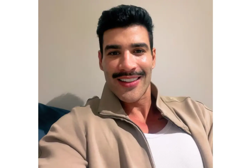 Gusttavo Lima surge de cara limpa e detalhe no rosto chama atenção dos fãs; veja a foto Mudança no rosto do sertanejo continua repercutindo