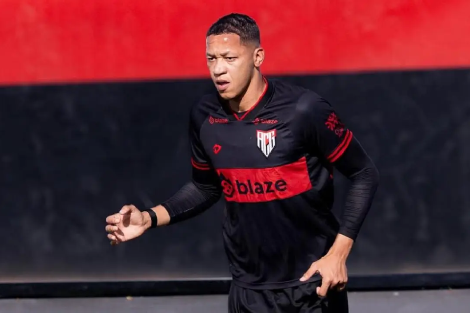 Adriano Martins sente dores e vira dúvida para o clássico