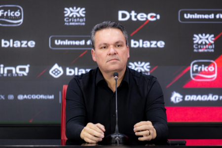 Adson rechaça favoritismo do Atlético no clássico