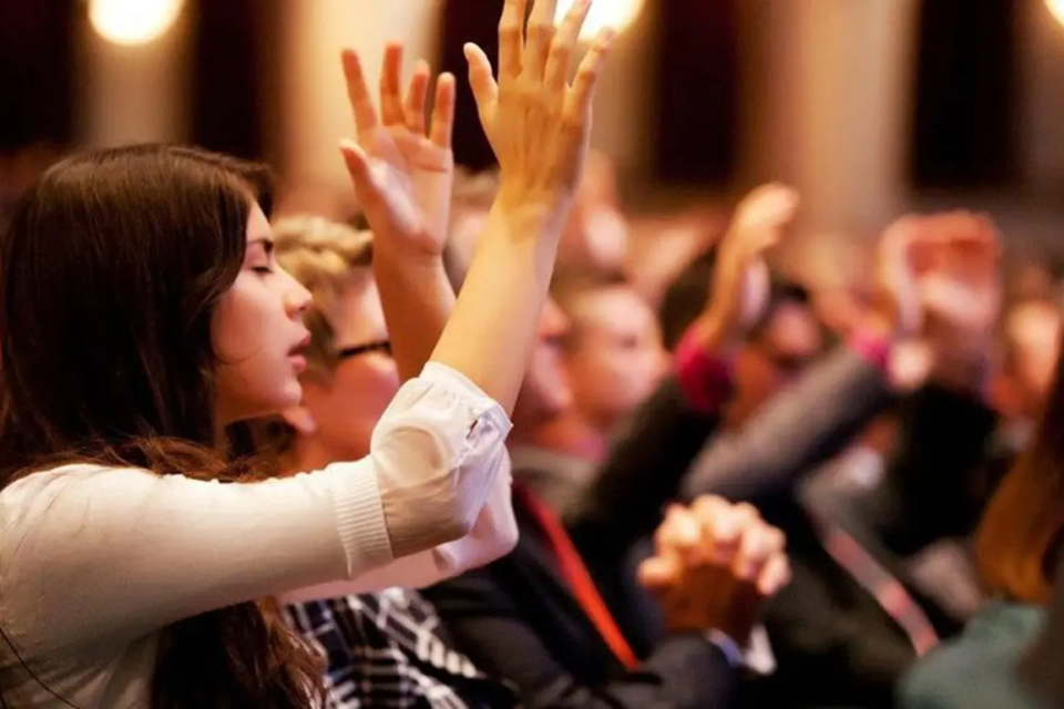 Oito em cada dez religiosos rejeitam política na igreja, mas lideranças buscam influenciar voto Instituto de Estudos da Religião (Iser)