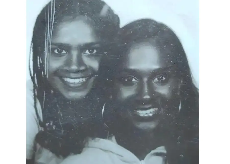 Adotadas por famílias diferentes, amigas descobrem 30 anos depois que são irmãs de sangue: "nossa intuição estava certa"