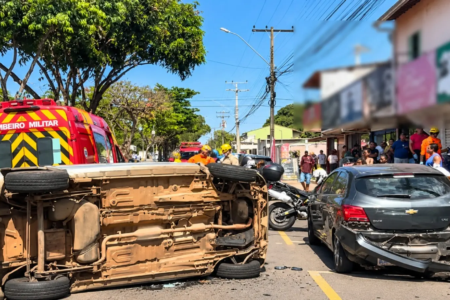 Foto mostra carro capotado e outro com traseira destruída após acidente que deixou bebê em estado grave em Goiânia (Foto: leitor Mais Goiás)