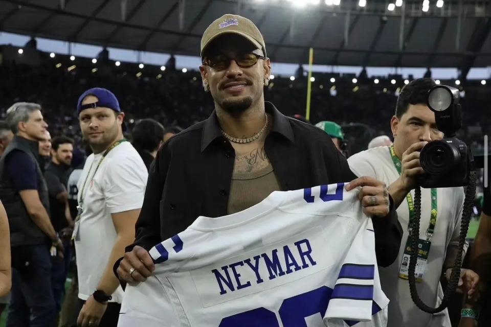 Neymar é presenteado pelo Dallas Cowboys no Maracanã