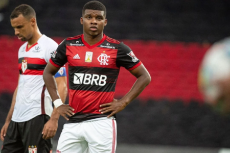 Vila Nova de olho em atacante com passagem pelo Flamengo