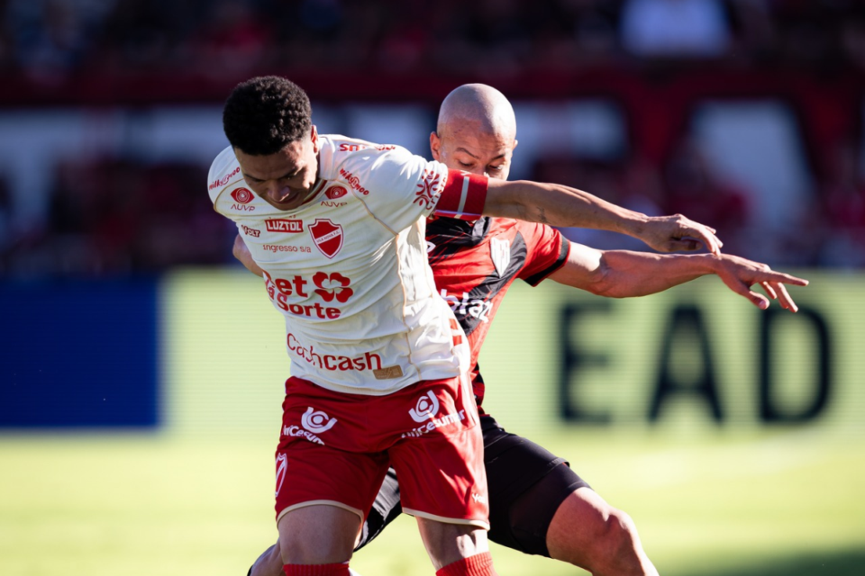 Vila Nova e Atlético vivem cenário que pode levar clássico para os playoffs