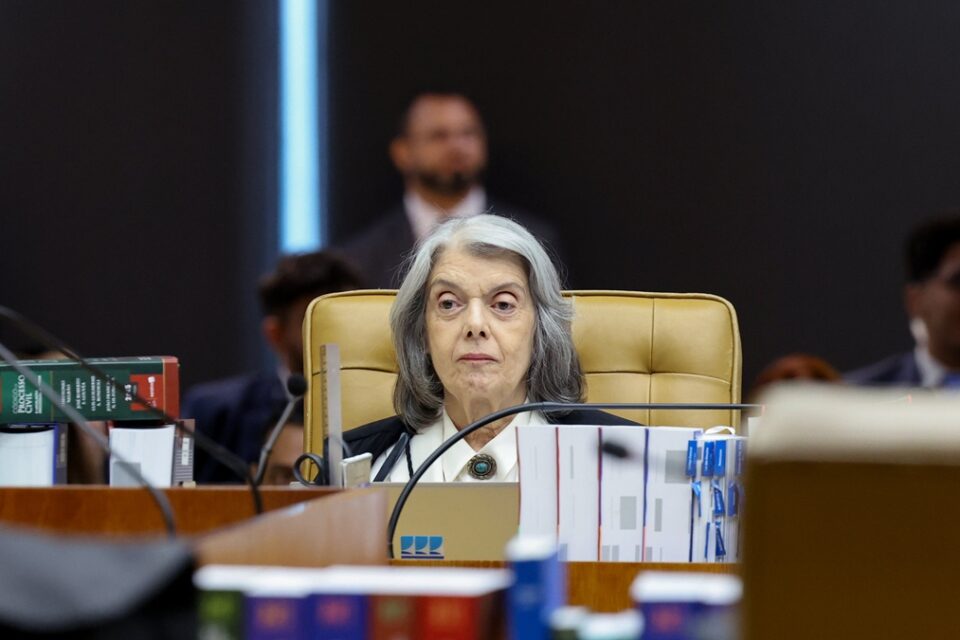 Com adesão do TJGO, coletivos de magistradas enviam flores e manifesto a Cármen Lúcia