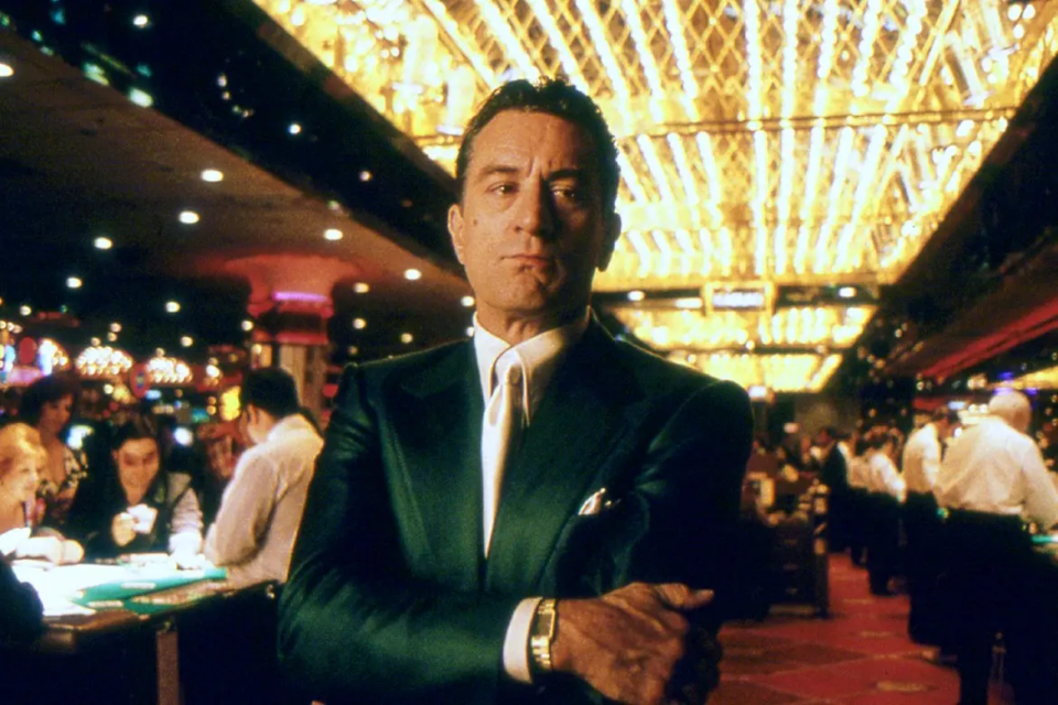 Cena de *Cassino*, filme de Martin Scorsese que retrata a relação entre a máfia, os jogos de azar e o controle de cassinos em Las Vegas (Foto: Reprodução/Universal Pictures)