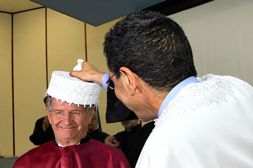 CBariani Ortêncio durante cerimônia acadêmica em homenagem à trajetória dedicada à cultura e à memória de Goiás (Foto: Reprodução/YouTube)