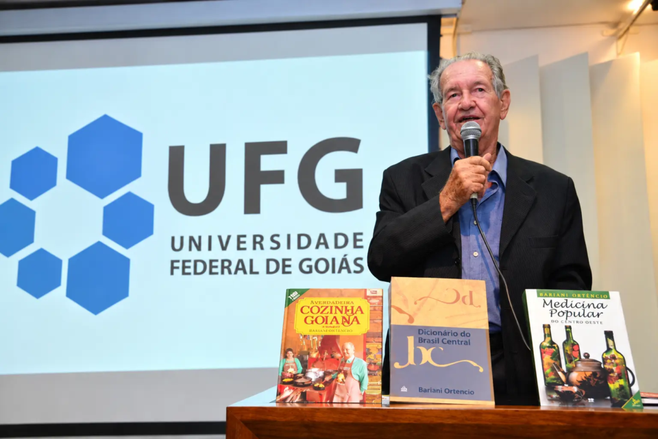 Bariani Ortêncio durante apresentação na Universidade Federal de Goiás (UFG), com obras que ajudam a registrar a cultura, a culinária e a memória de Goiás (Foto: Acervo/UFG)
