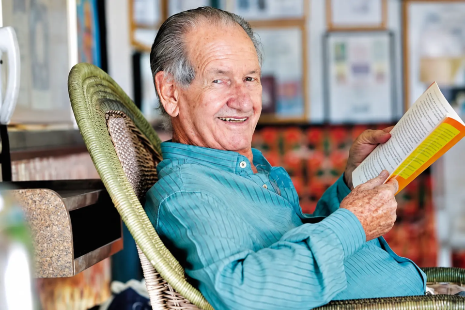Bariani Ortêncio durante momento de leitura, em registro que remete à trajetória dedicada à literatura, à memória e à cultura de Goiás (Foto: Acervo pessoal)