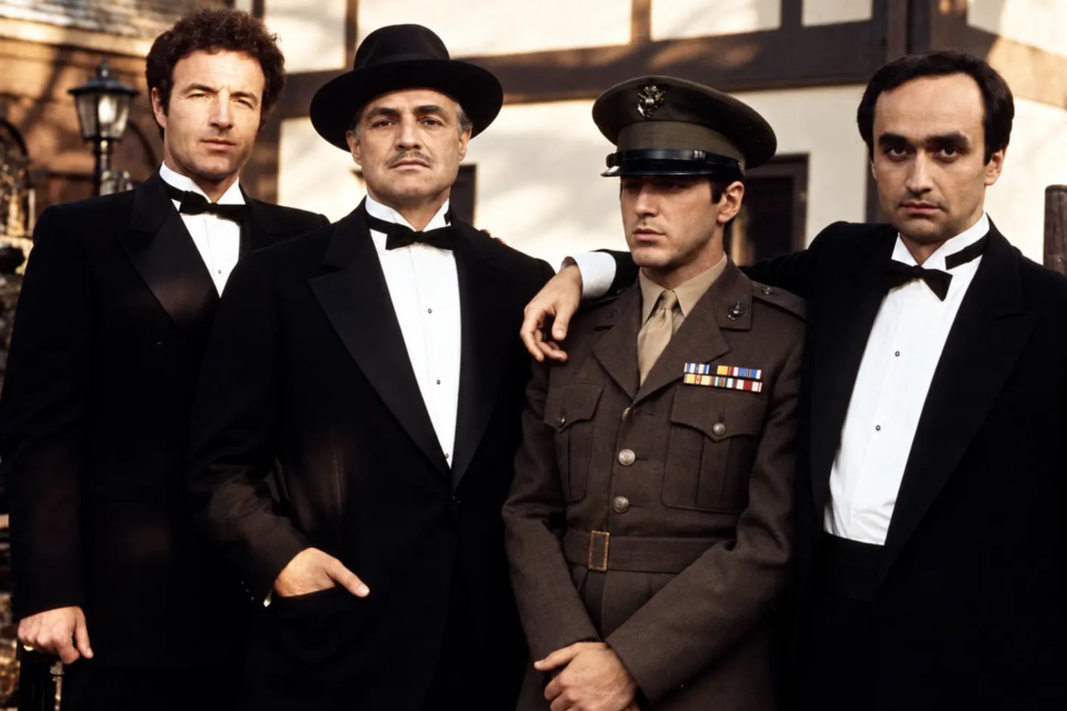 Cena de O Poderoso Chefão, clássico do cinema que retrata a estrutura familiar, os códigos de lealdade e as disputas de poder dentro da máfia
(Reprodução/Paramount Pictures)