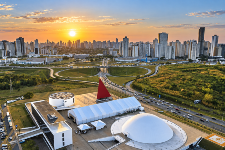 Vista aérea de Goiânia ao pôr do sol, com destaque para a região do Centro Cultural Oscar Niemeyer e o skyline da capital (Foto: Prefeitura de Goiânia)