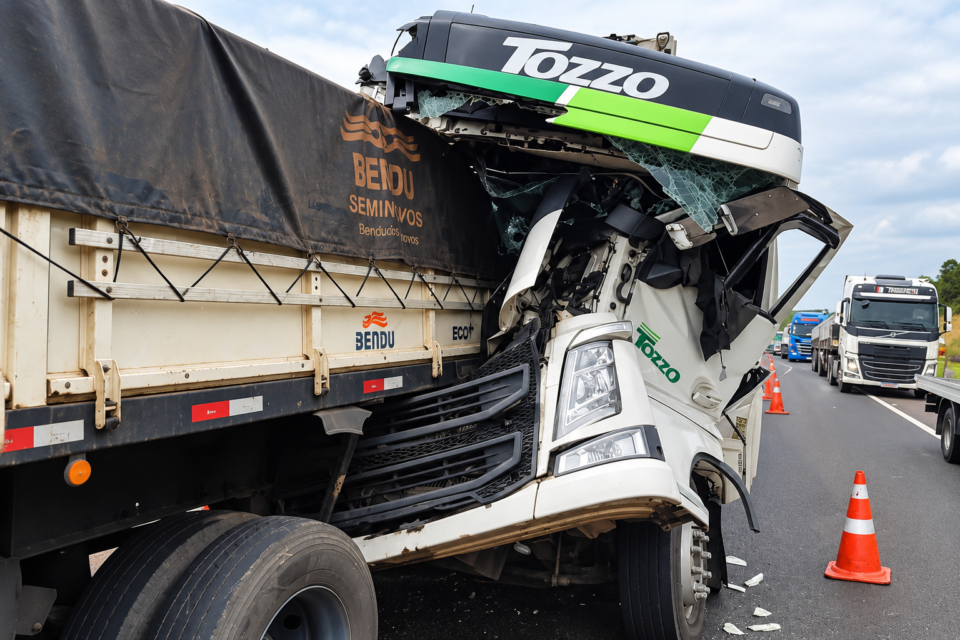 Caminhão fica destruído após colisão em trecho da BR-153 (Foto: Divulgação/PRF)