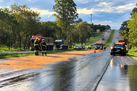Equipes atuam em atendimento a ocorrência na BR-153, em Goiás, durante operação de segurança viária (Foto: PRF)