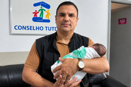 Imagem do bebê no colo do conselheiro