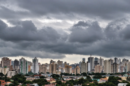 Céu carregado indica mudança no tempo e possibilidade de chuva em Goiânia durante o feriadão (Foto: Reprodução YouTube)