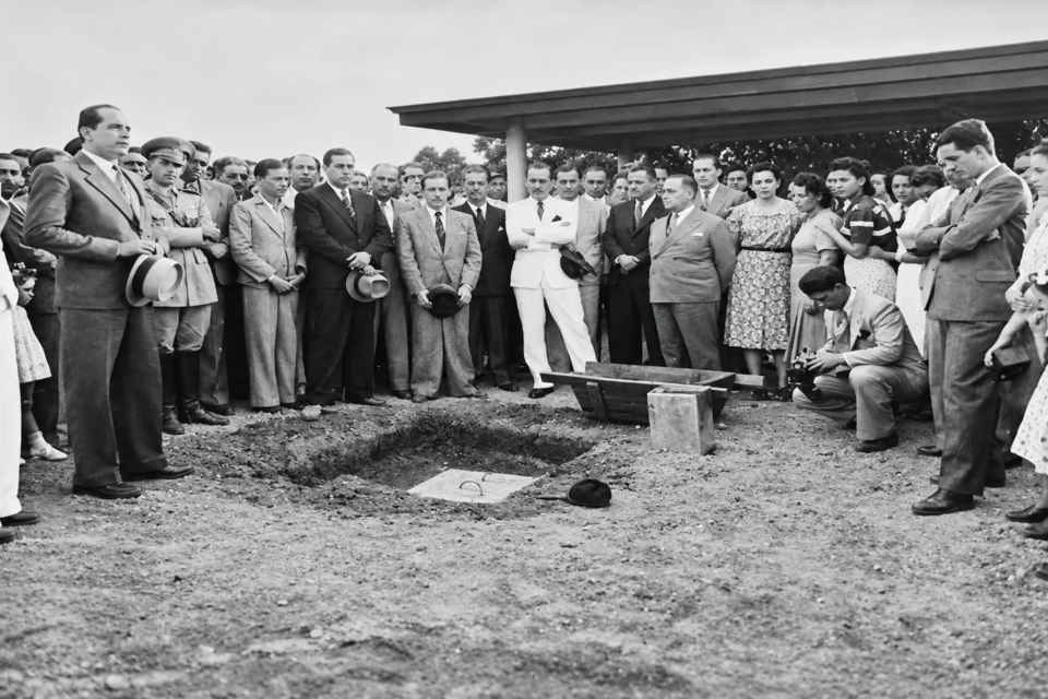 Lançamento da pedra fundamental de Goiânia, em 24 de outubro de 1933, na área da atual Praça Cívica (Foto: Reprodução/Goiânia, ontem e hoje)