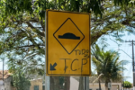Foto mostra placa de lombada com inscrição da facção criminosa TCP em Goiás