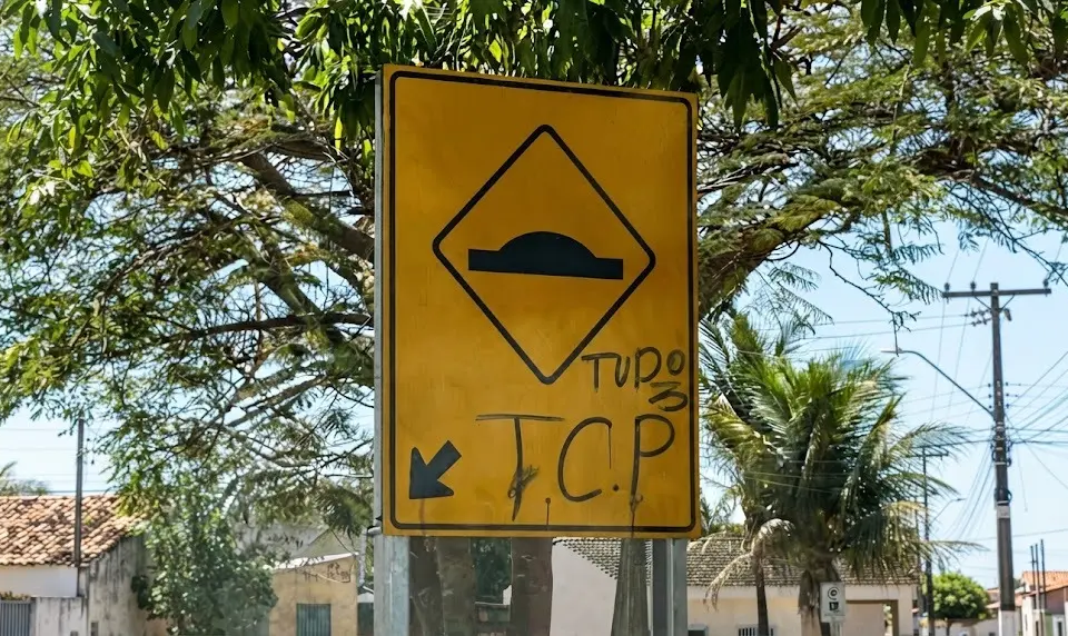 Foto mostra placa de lombada com inscrição da facção criminosa TCP em Goiás