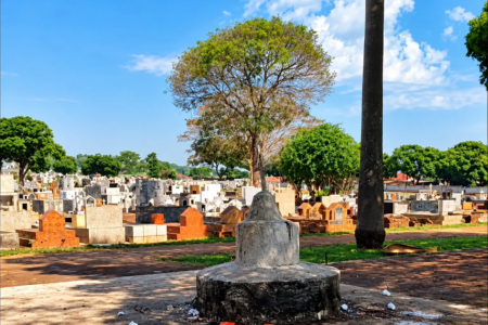 Vista de lápides de cemitério municipal em Goiânia