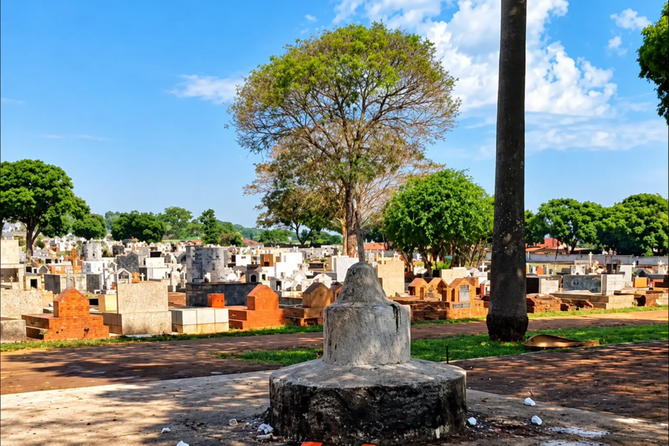 Vista de lápides de cemitério municipal em Goiânia