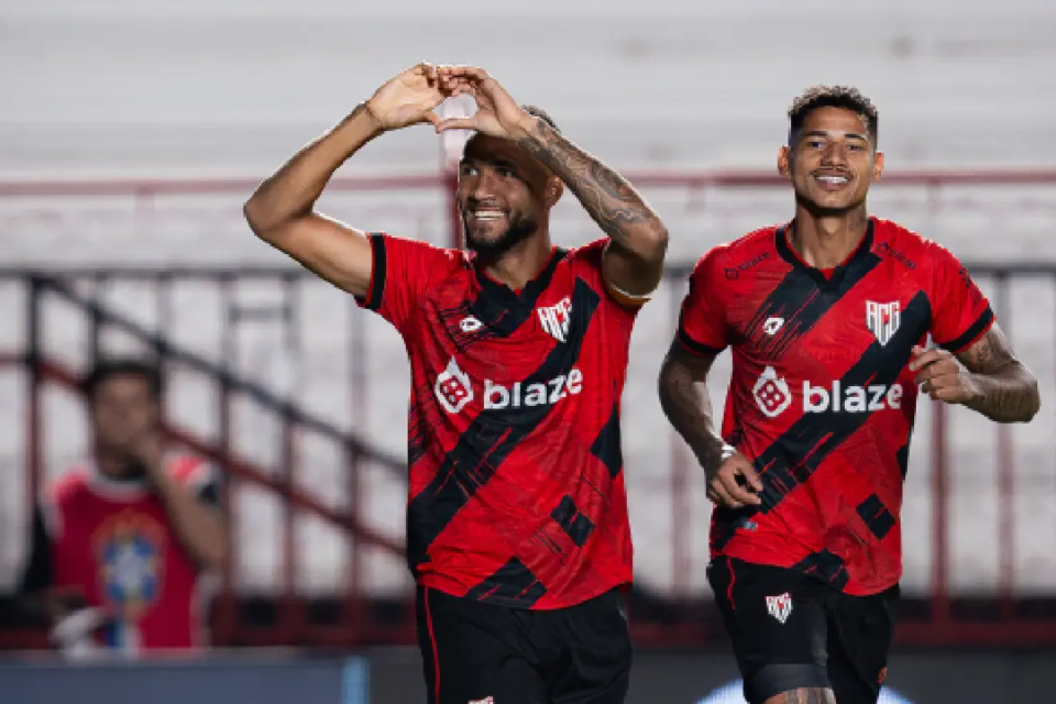 Coutinho e Marrony comemoram vitória do Atlético