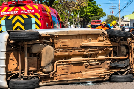 Foto mostra carro da família tombado após o acidente em Goiânia (Foto: leitor do Mais Goiás)